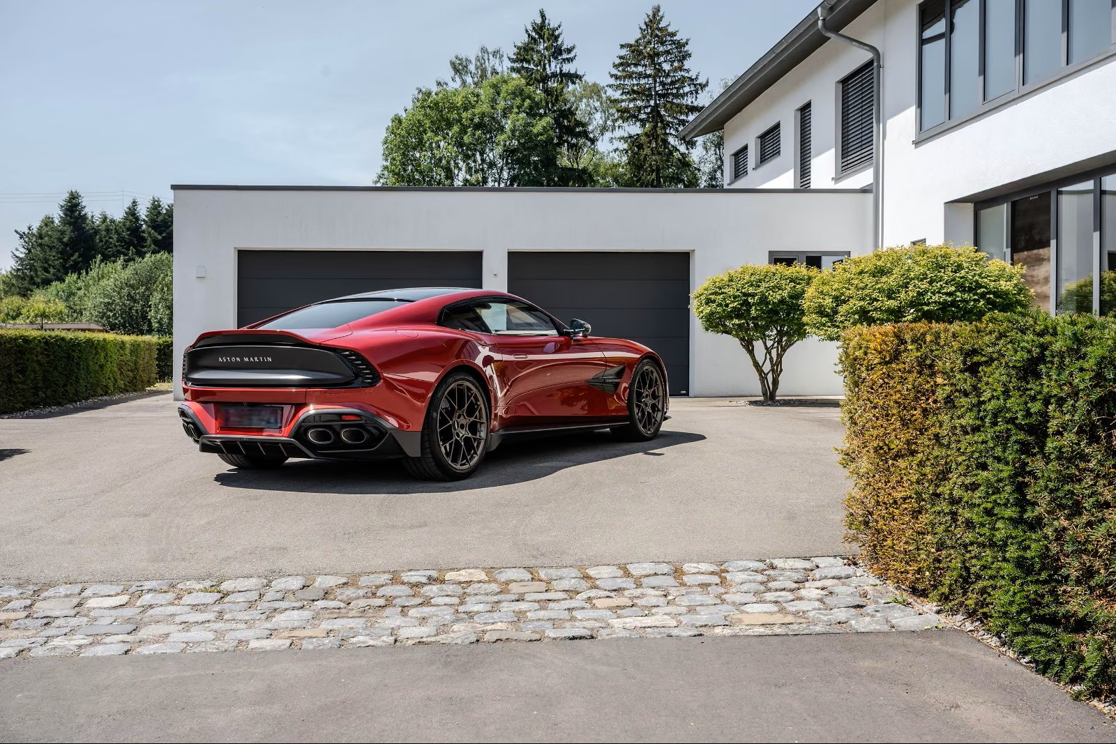Aston Martin Vanquish 5